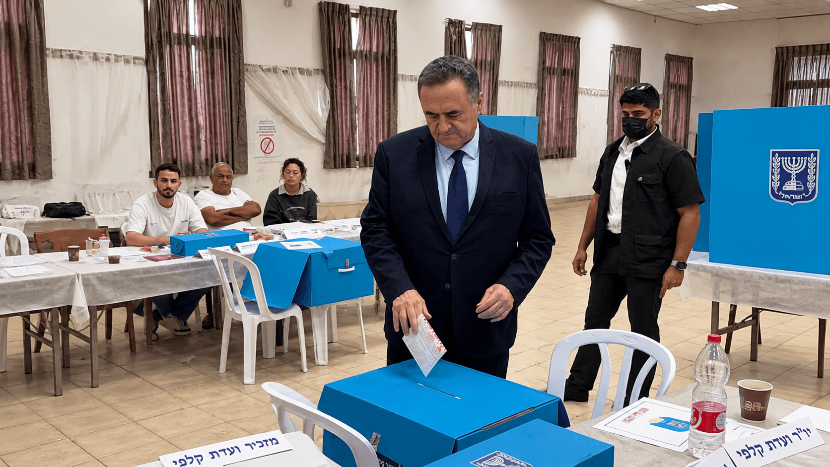 גם שר הביטחון הגיע לקלפי: ישראל כ"ץ הצביע במושב ינון