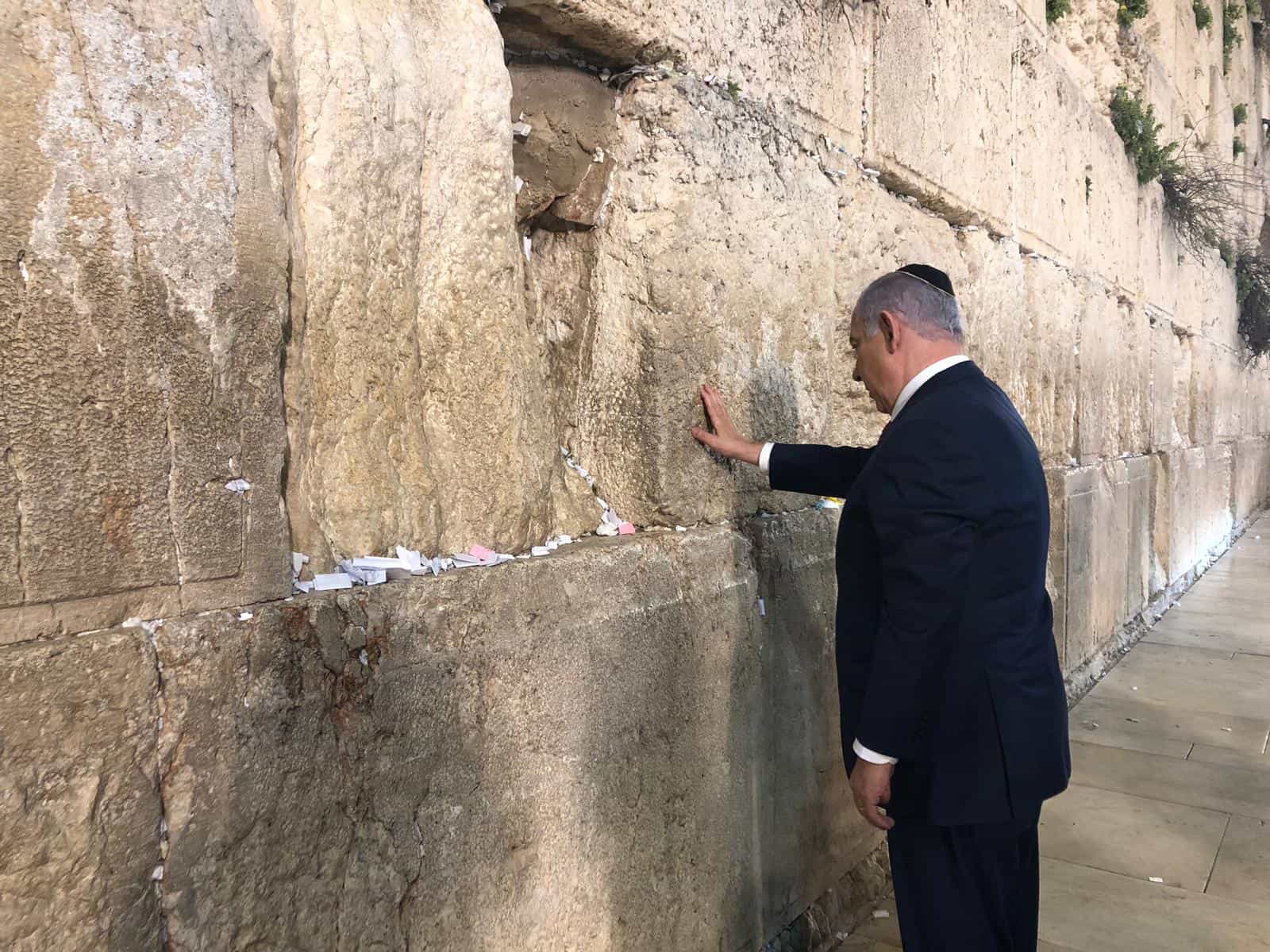 שעות לפני ראש השנה: נתניהו הגיע לתפילה בכותל המערבי