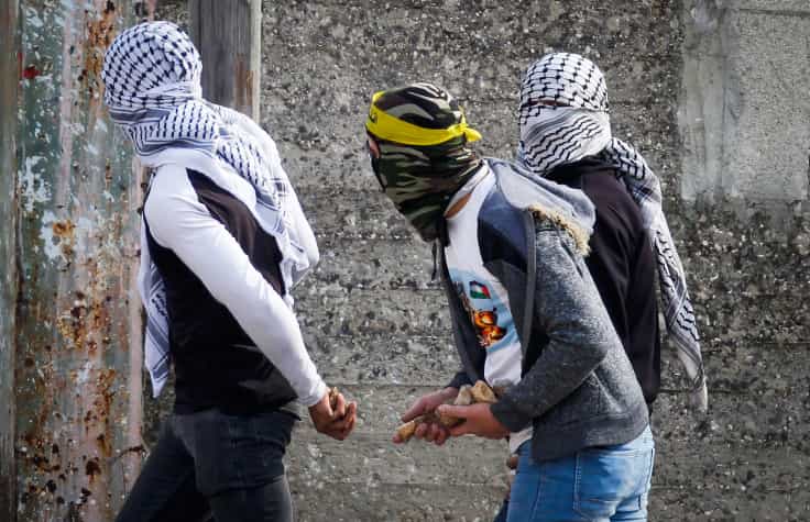 ערבים ירו זיקוקים ויידו אבנים לעבר ישראלים בבנימין | צפו