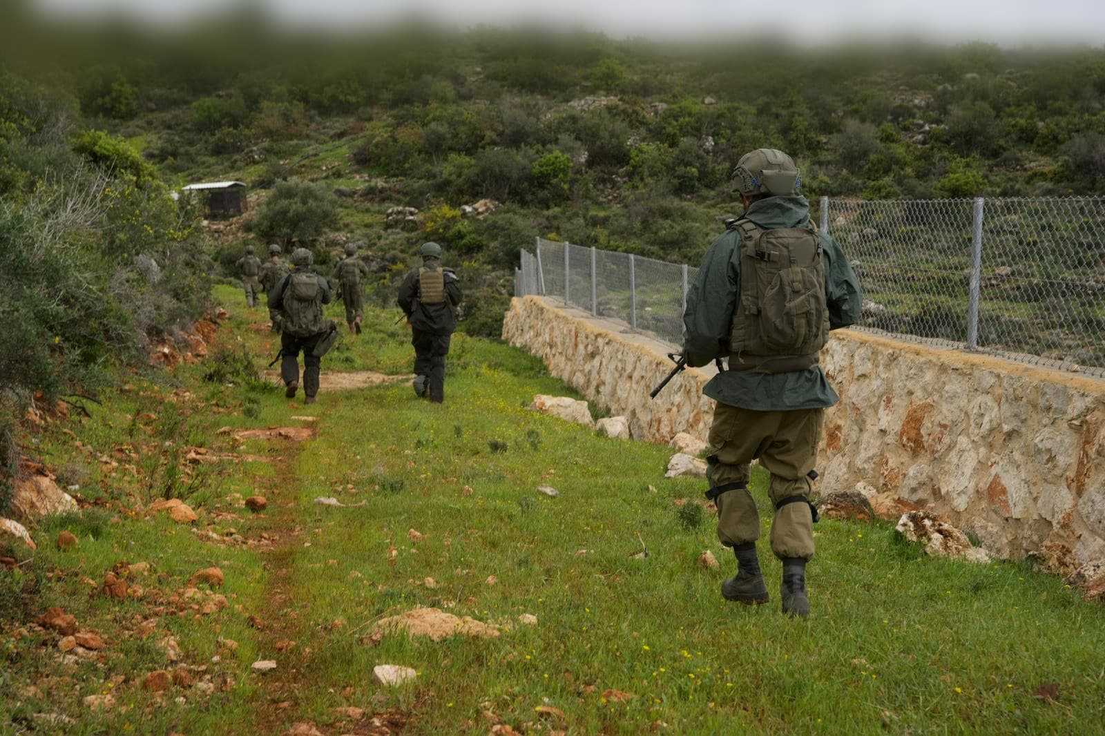 כוחותינו איתרו מטען מוכן להפעלה ועמדת שהייה של חיזבאללה בדרום לבנון | צפו
