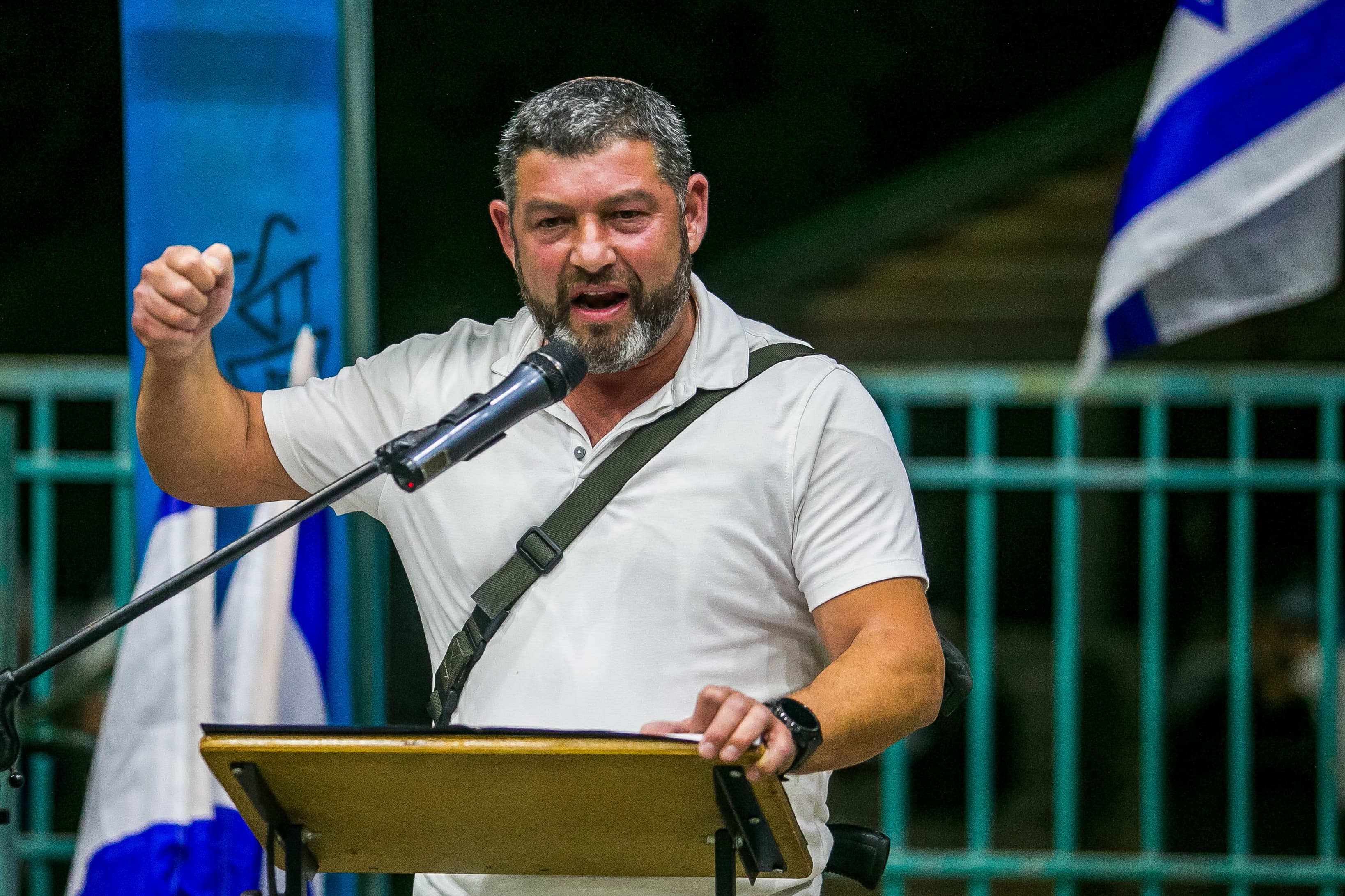 ״אנטישמי, תסתלק מכאן״: עופר וינטר הותקף בבני ברק | צפו