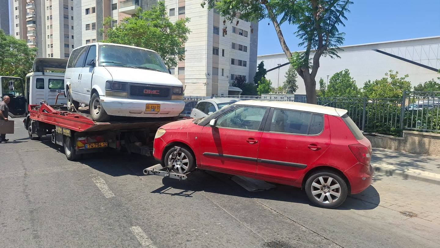 מחזירים את החניות לתושבים: מבצע פינוי רכבים נטושים נמשך ברמלה
