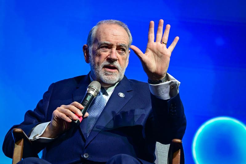 שגריר ארה”ב בישראל, מייק האקבי, נגד חדשות 12: “פרסומי פייק בערוצי המדיה”