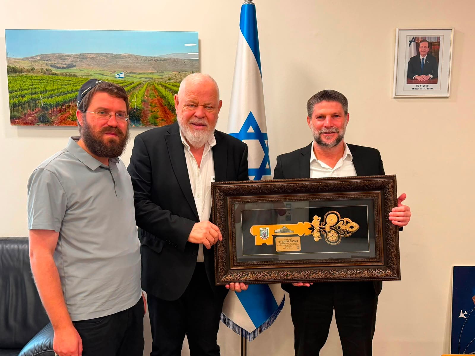 מפתח העיר: המתנה המפתיעה מנוף הגליל לסמוטריץ׳
