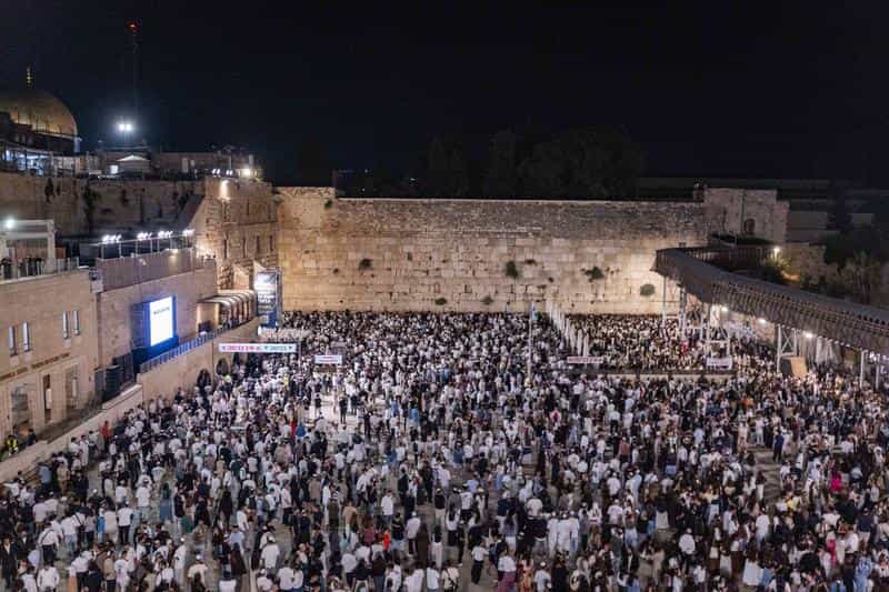 הלילה: כ-100 אלף איש במעמד הסליחות המרכזי בכותל המערבי | צפו