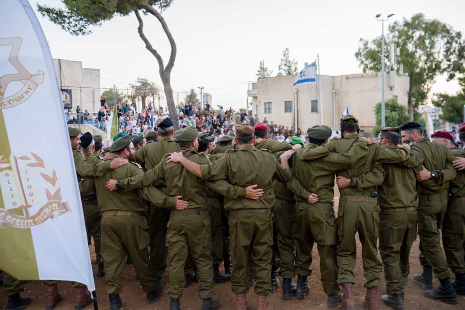 ביד אחת נשק, ביד שנייה ספר תורה: 78 קצינים חדשים הוכשרו בקורס הרבנים הצבאיים
