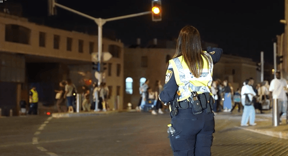 רבבות בכותל הלילה: המשטרה נערכת להתרת נדרים במוצאי שבת | צפו