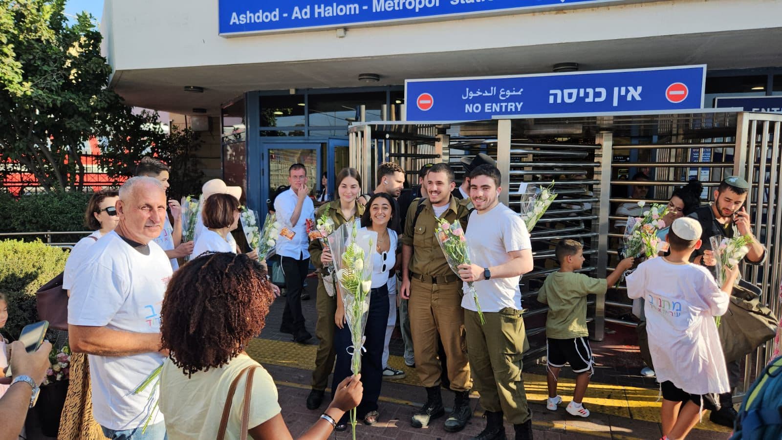 באו לעשות שמח: מתנדבים חילקו פרחים לעוברים ושבים בתחנת הרכבת באשדוד
