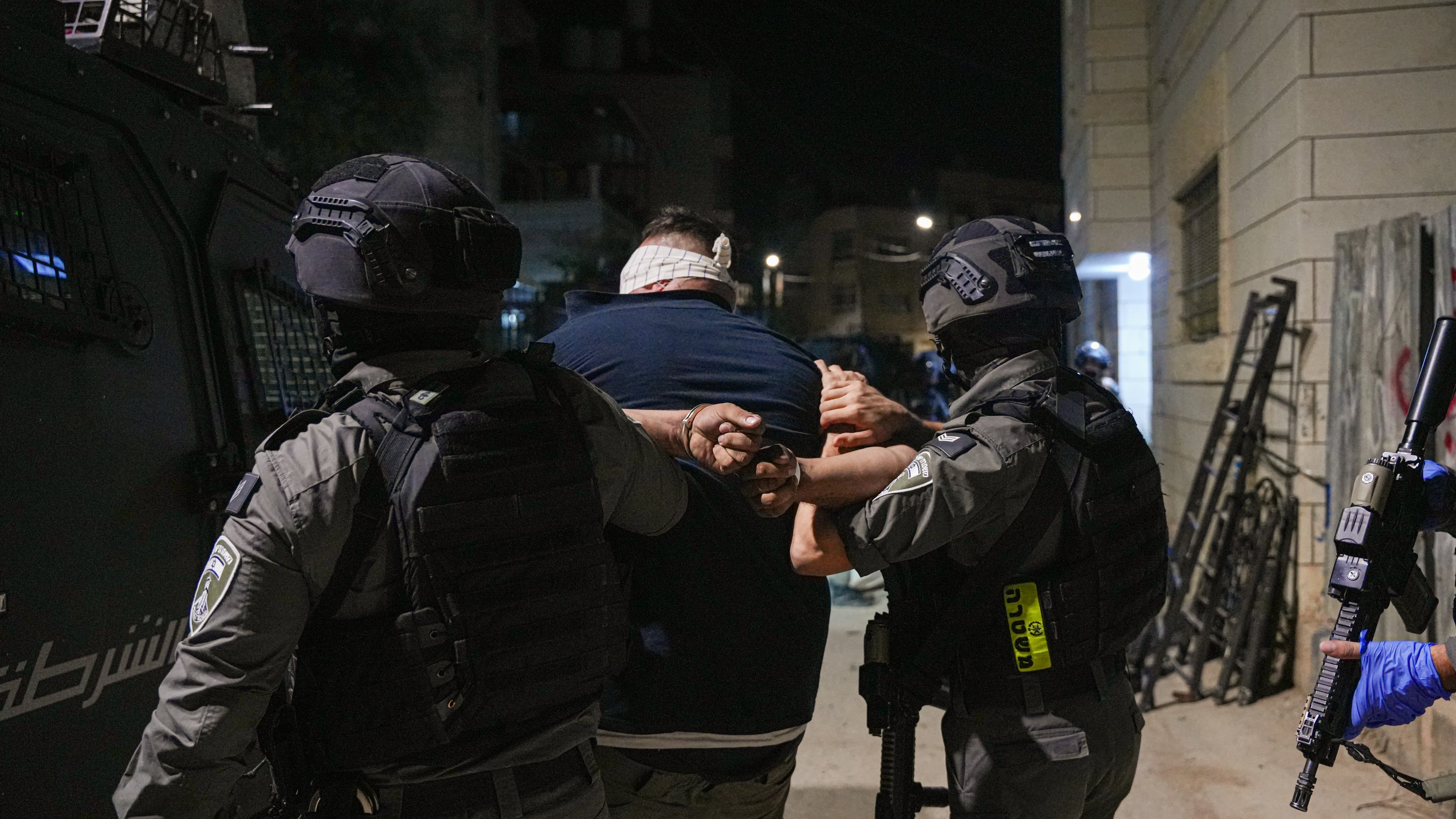 בזמן שישנו בבתיהם | לוחמי מג"ב עצרו שלושה מחבלים מבוקשים בפעילות טרור