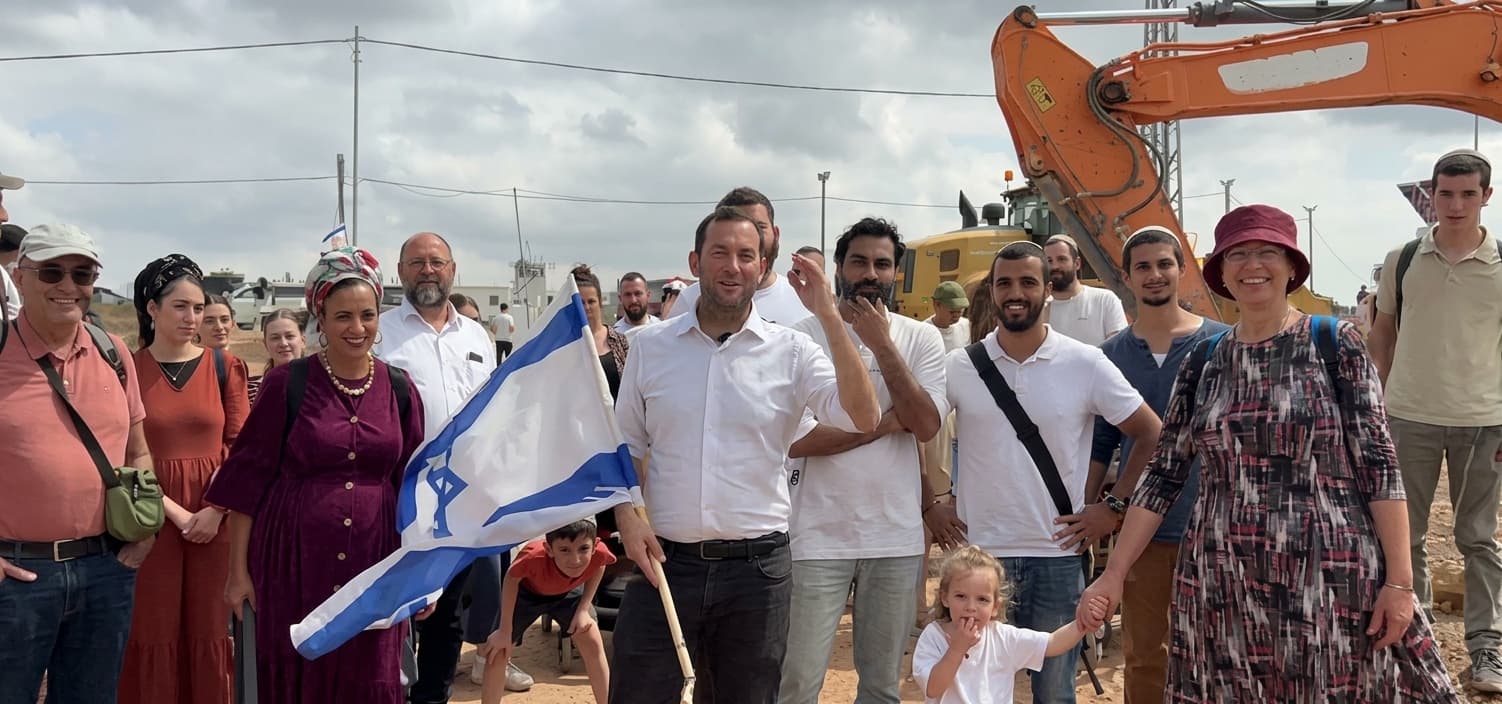 "חזרנו הביתה": מעל 10,000 צועדים בצפון השומרון לרגל חידוש ההתיישבות בגנים וכדים | צפו