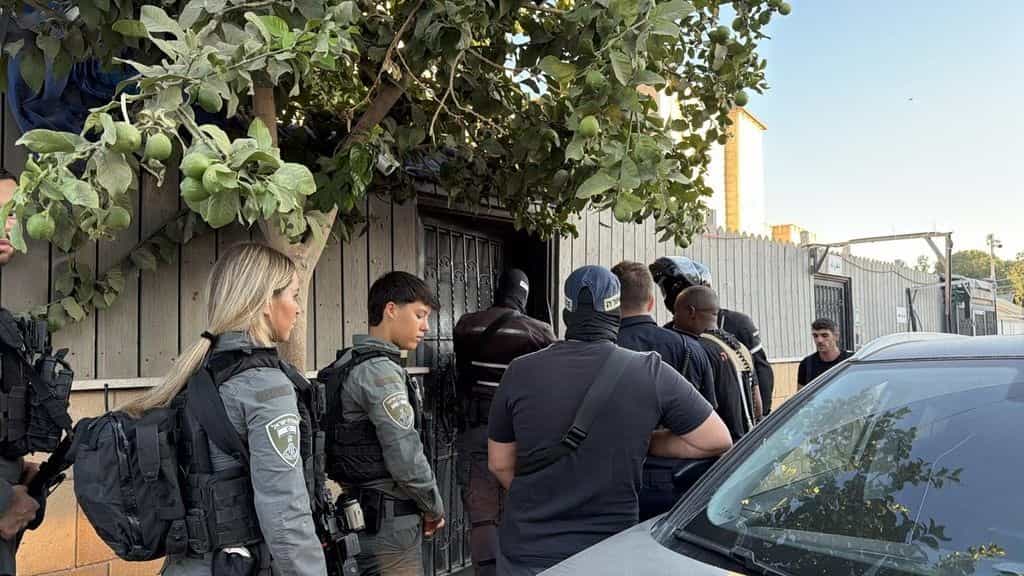 ניסו להימלט ולהסתגר במתחם: 18 שב״חים נתפסו בידי לוחמי מג״ב בלוד | צפו