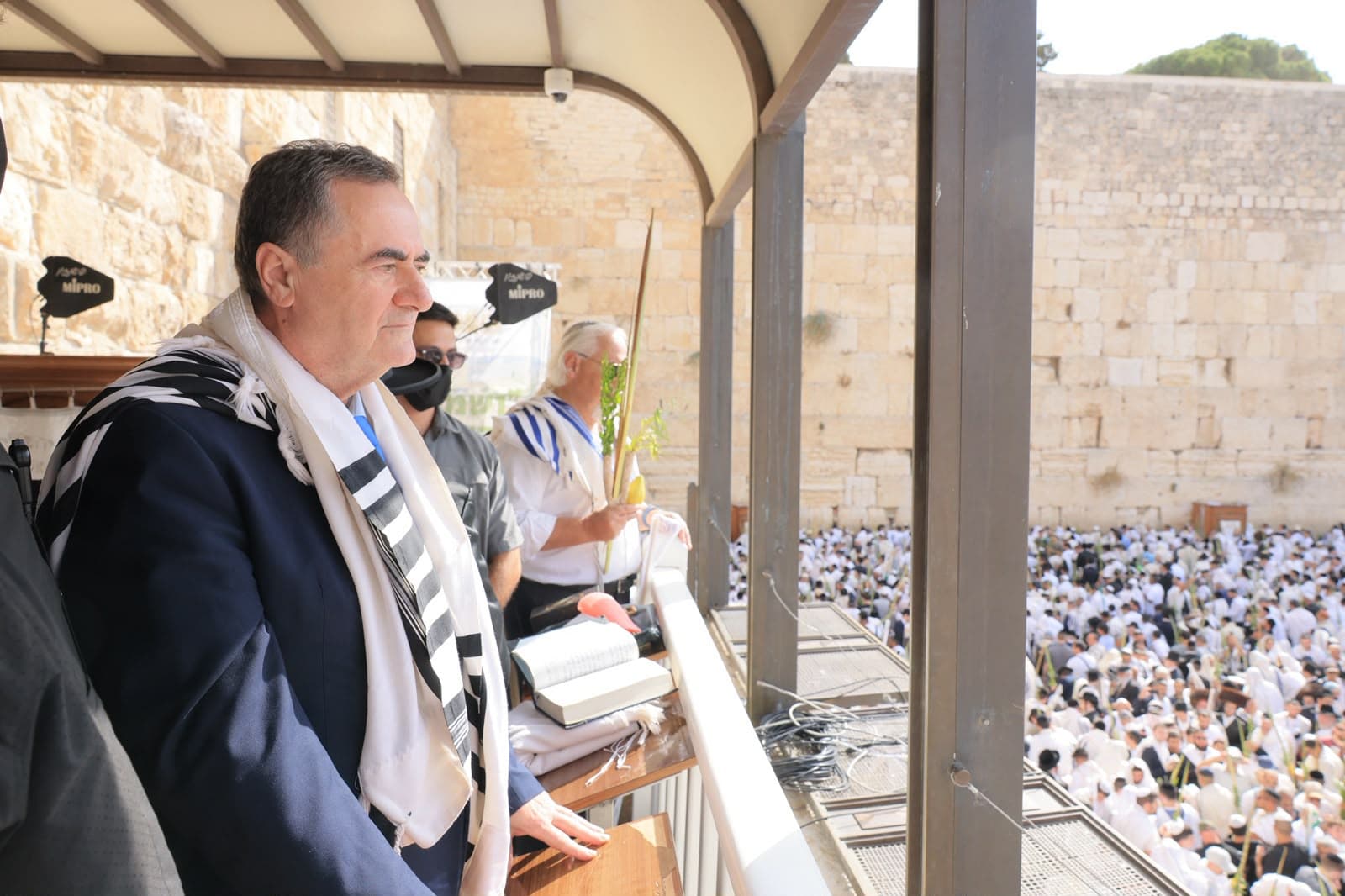 שר הביטחון ישראל כ"ץ בברכת הכוהנים בכותל: "יברכך ה׳ וישמרך, חג שמח לעם ישראל" | צפו