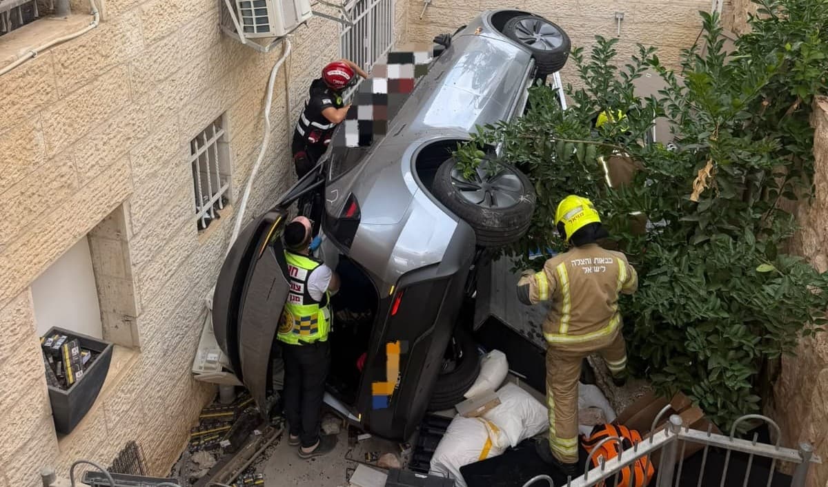 נס בירושלים: רכב נפל מגובה 7 מטרים - מצבה של הנהגת קל