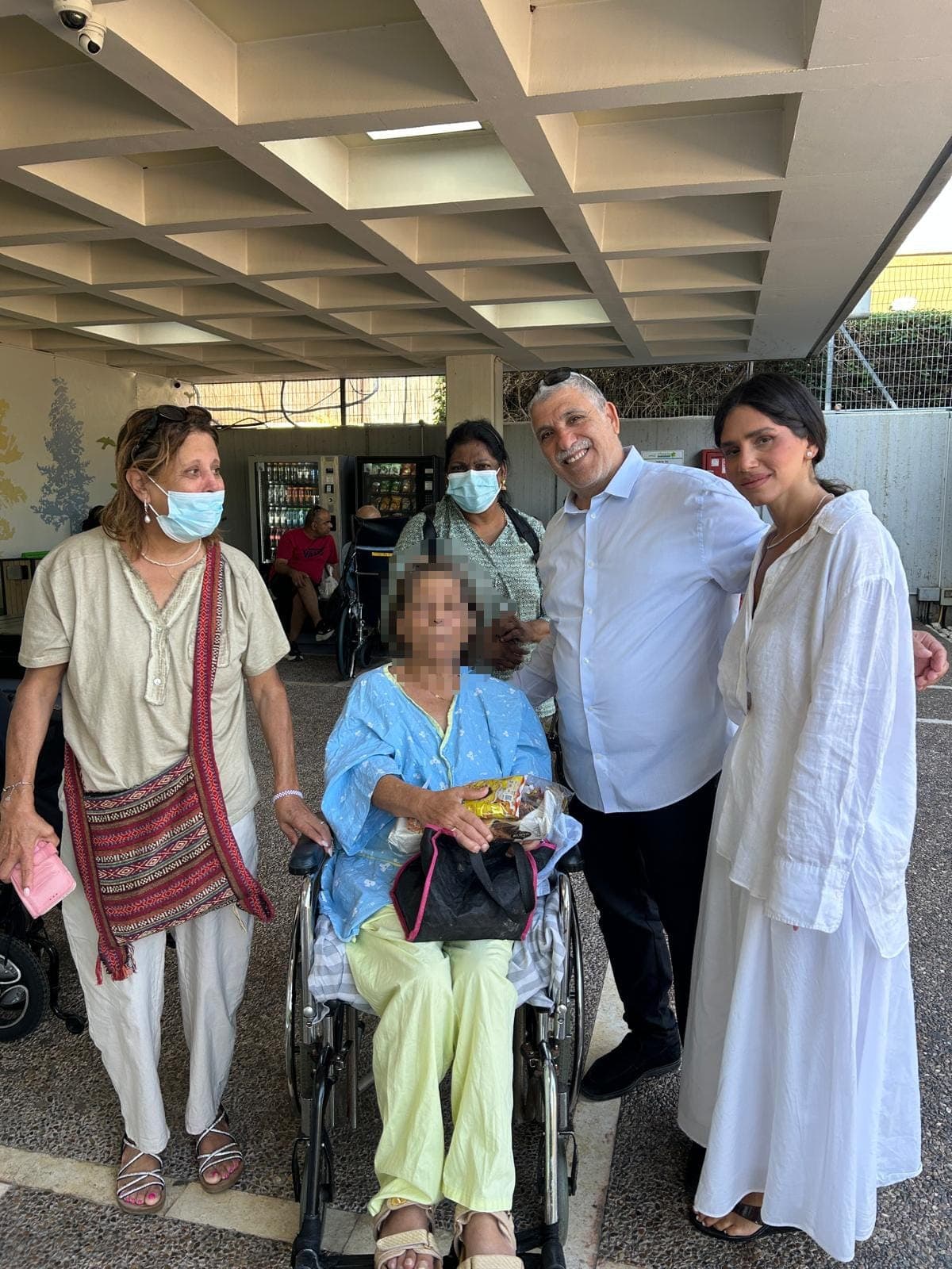 ראש עיריית קריית מלאכי חילק מארזי חג לתושבי העיר המאושפזים