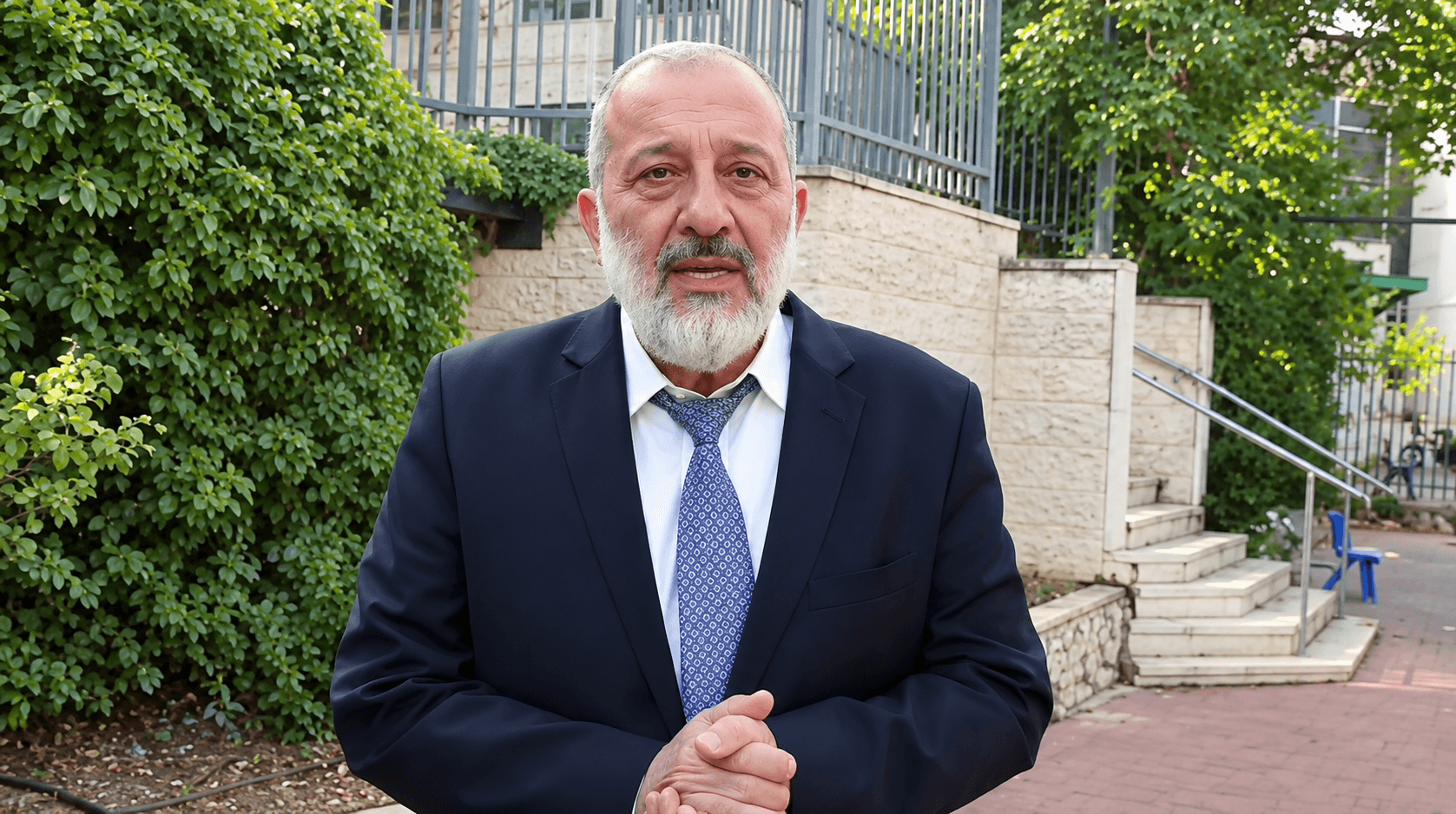דרעי בקריאה לציבור: "צאו להצביע ולהשפיע, זה מאבק על היהדות" | צפו