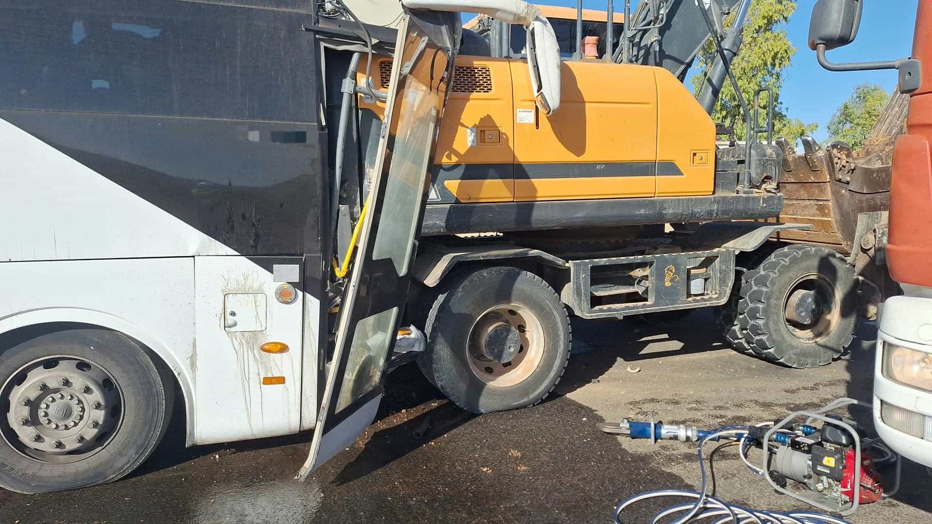 הרוג בתאונת דרכים קטלנית בין אוטובוס לטרקטור בנגב | תיעוד מהזירה