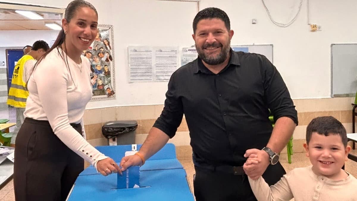 אלמוג כהן בקלפי באופקים: "אל תתנו לאחים המוסלמים להשתלט על מוסדות המדינה"