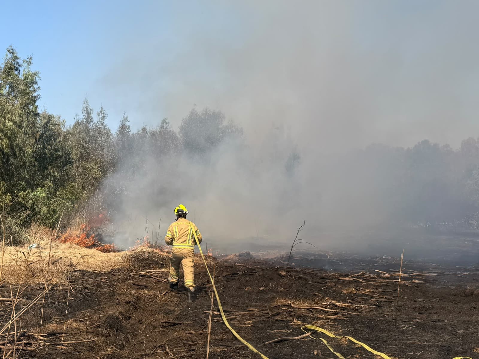 שריפה משתוללת סמוך לצומת חדרה: לוחמי האש נאבקים בלהבות