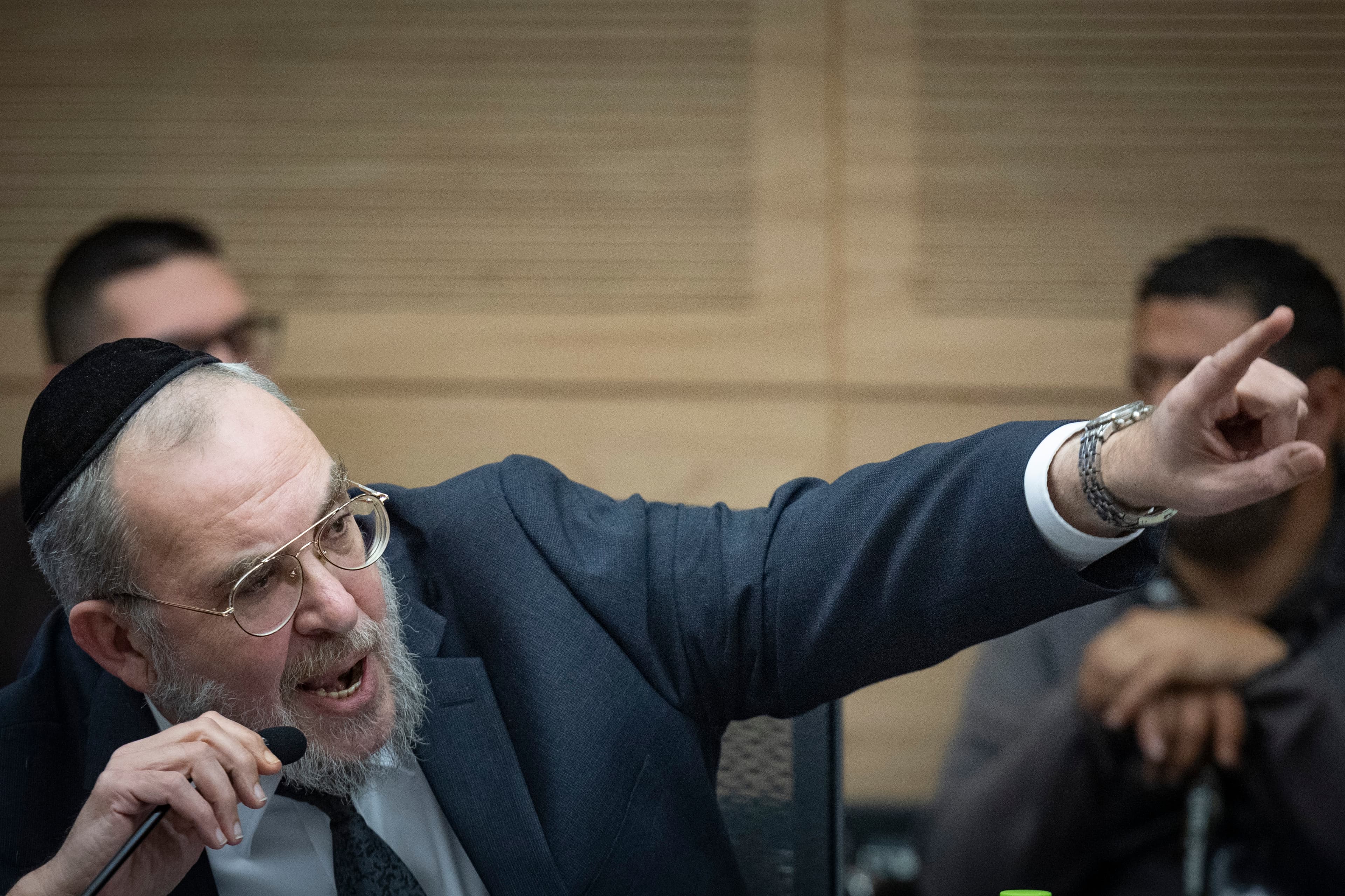 בעקבות התיעודים הקשים מכביש 4: ח"כ יעקב אשר דורש לנקוט צעדים נגד השוטרים המעורבים