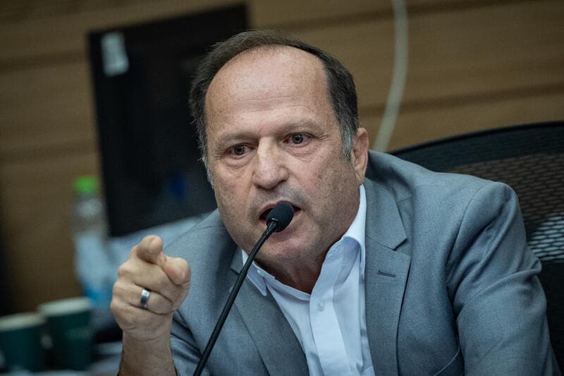 בונצל נגד אבי גיל: "מגן על הרצי הלוי – ובדרך חושף סודות מהחדרים הסגורים"