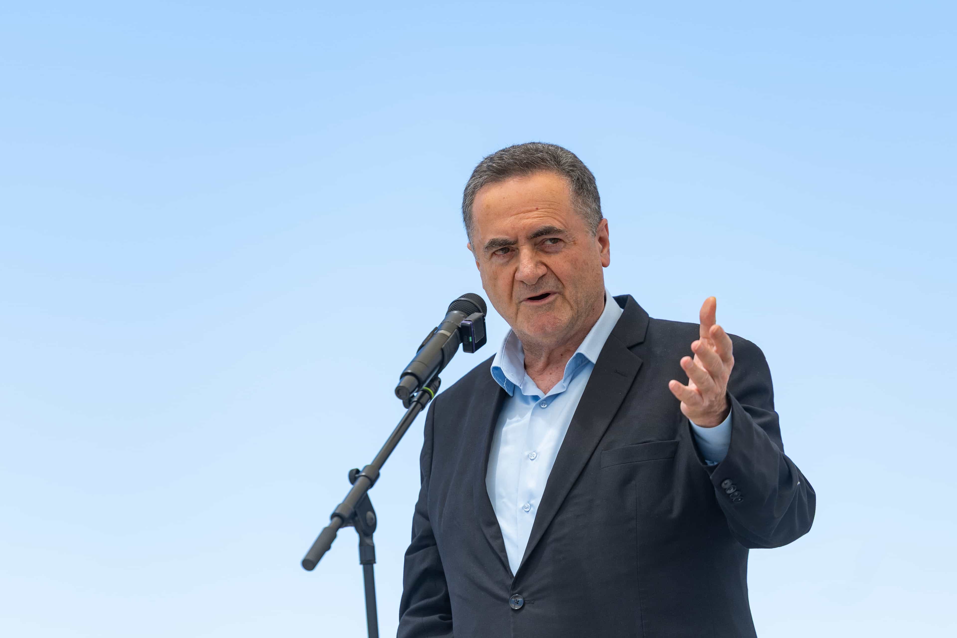 שר הביטחון תקף את גליה אלבין : ״טיפוס נאלח - מפלה בין דם לדם״