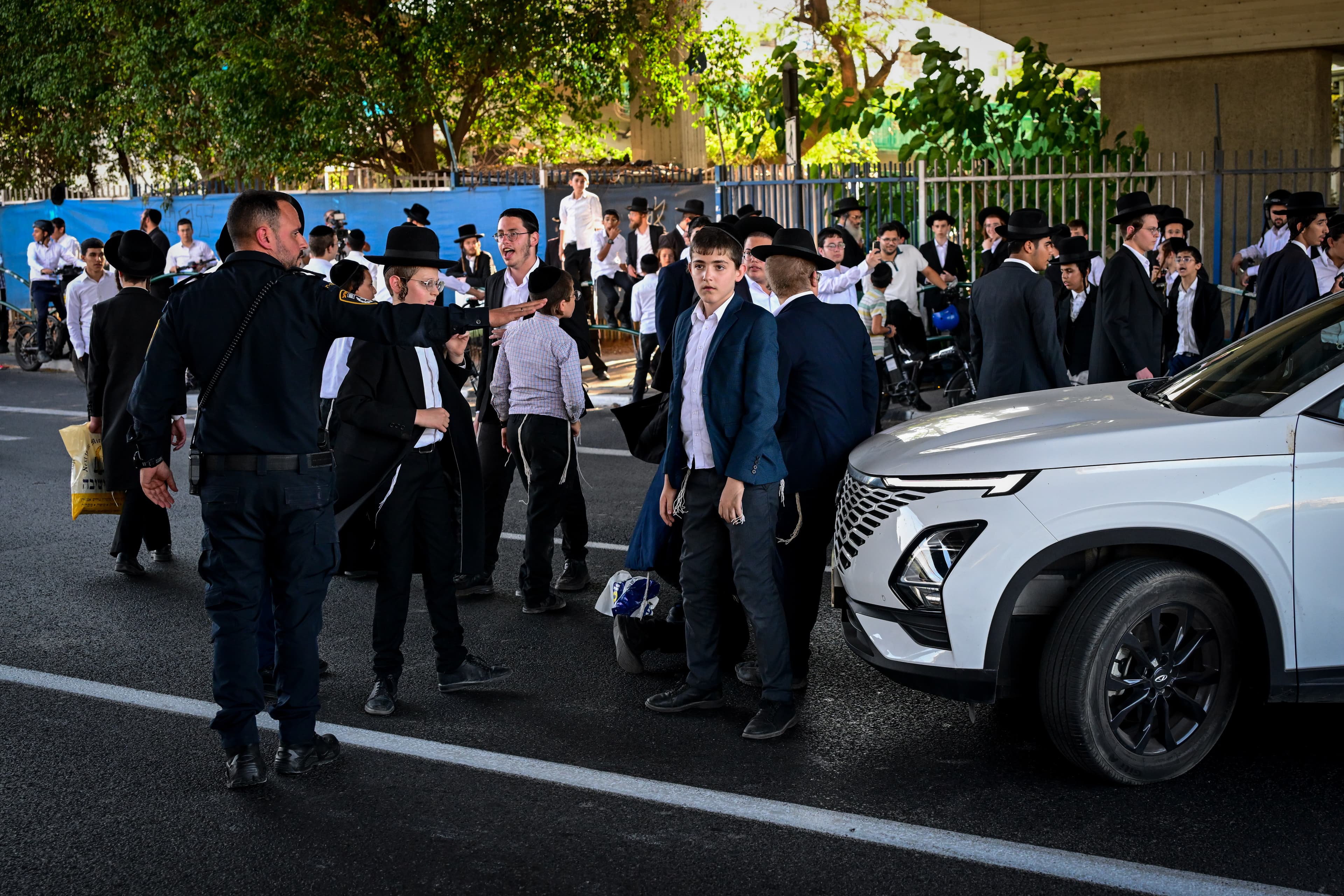 בשעה זו: מפגינים חרדים חוסמים את כביש 4 באזור כפר סבא