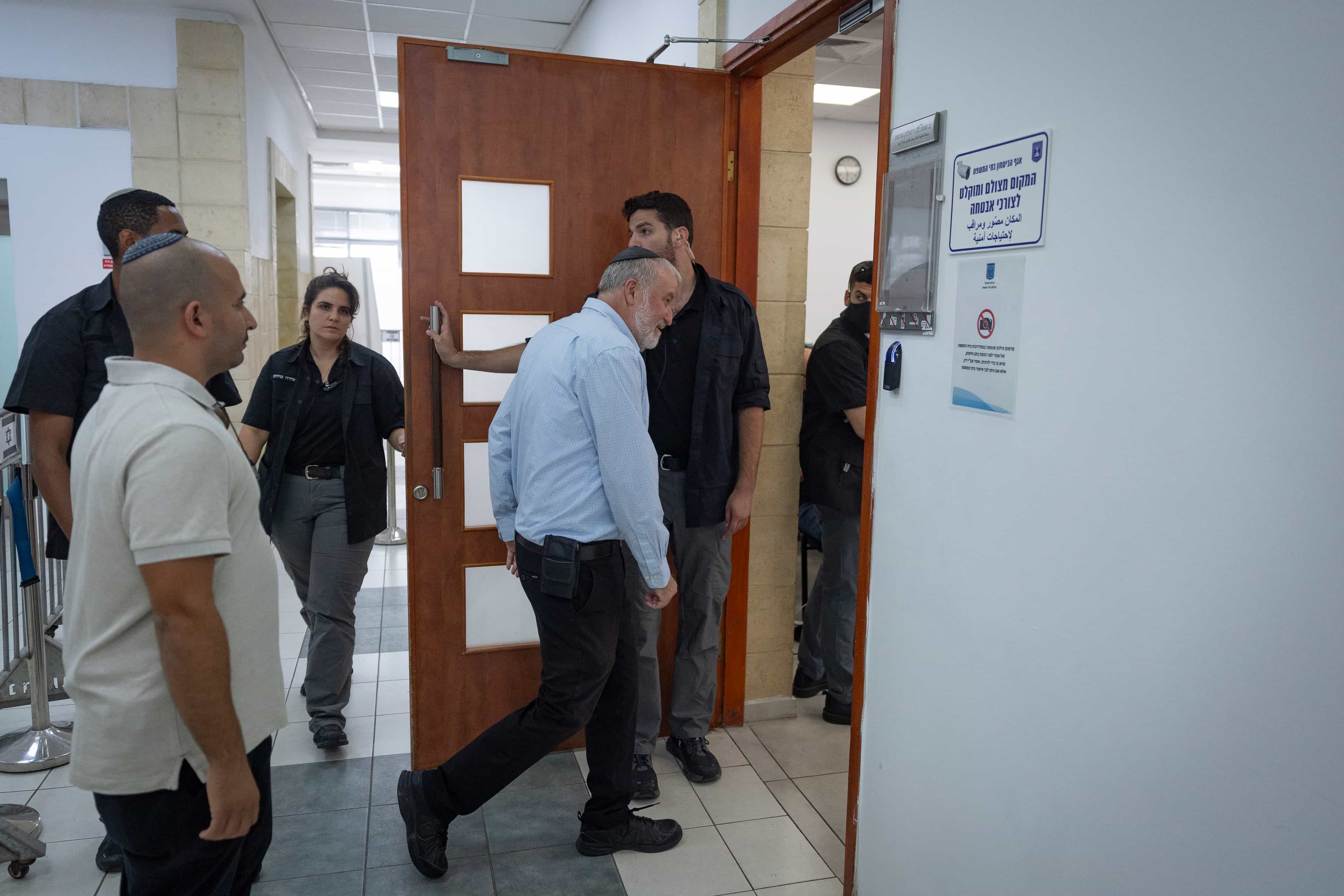 התופר שלא ידע ואינו זוכר נכנס דרך דלת צדדית כדי שלא להתעמת עם עיתונאים | צפו