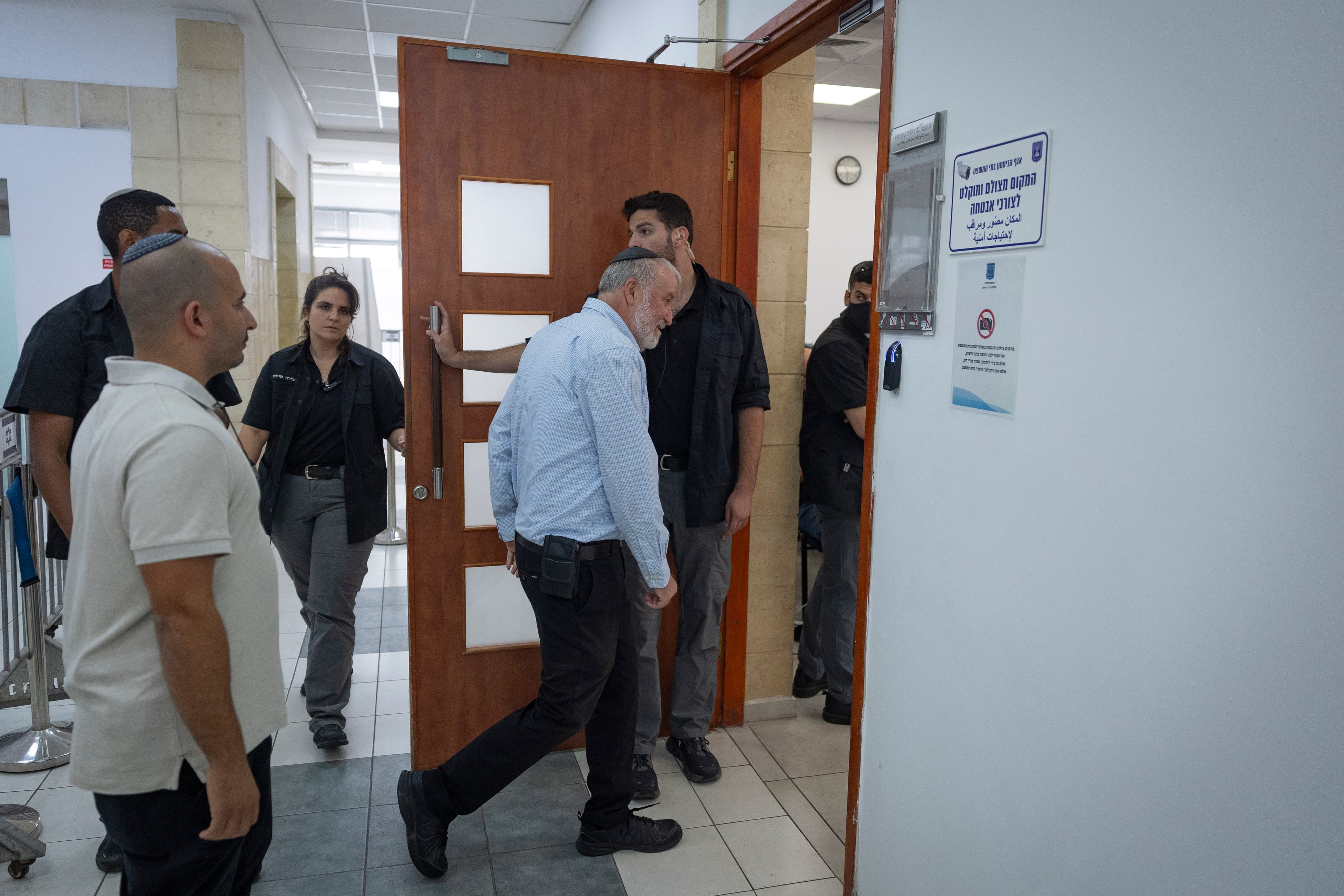 התופר שלא ידע ואינו זוכר נכנס דרך דלת צדדית כדי שלא להתעמת עם עיתונאים | צפו
