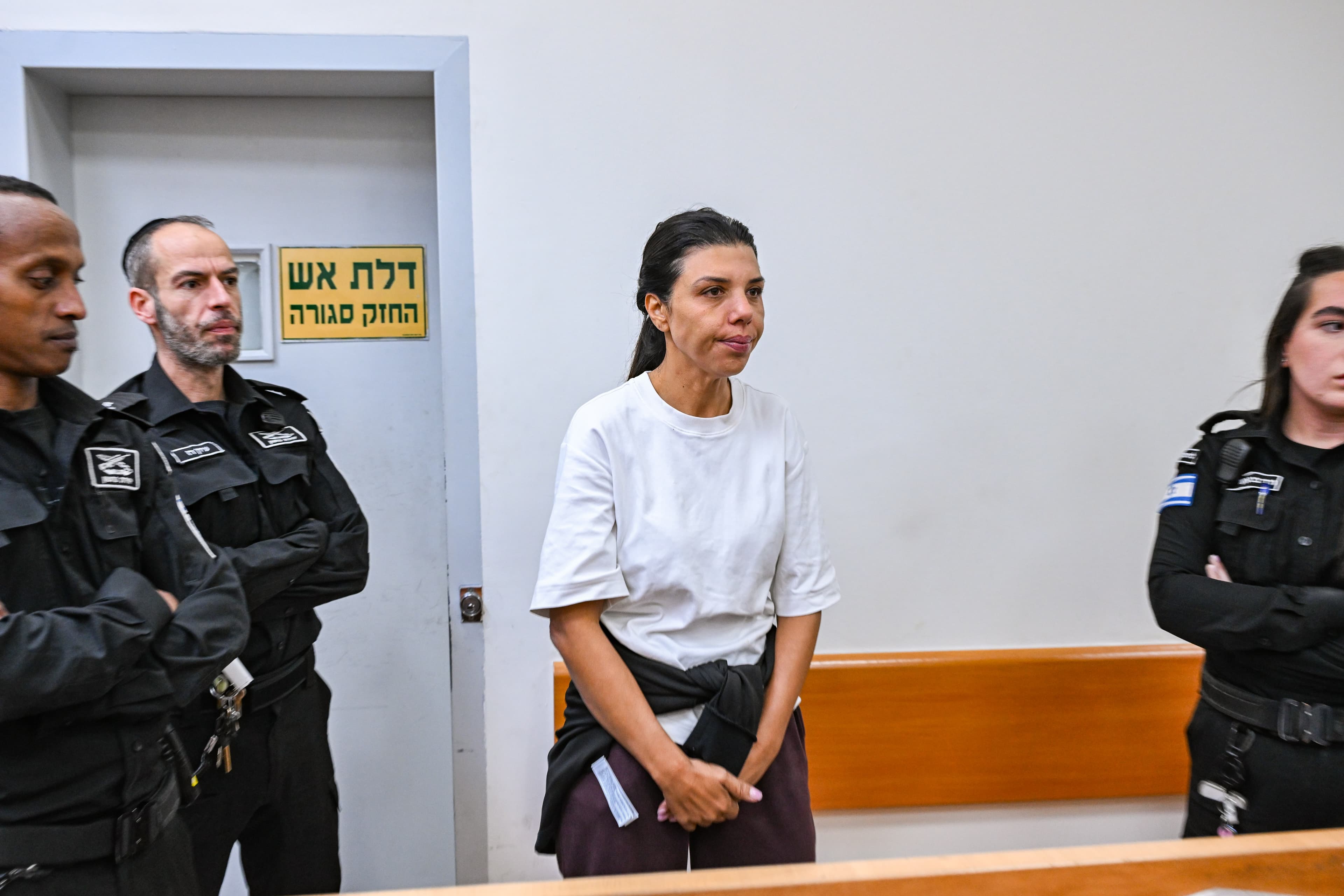 פרשת השחיתות בכפר סבא: ראש העיר ורעייתו שוחררו למעצר בית - ונאסר עליהם ליצור קשר