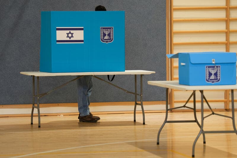 הקרב על השלטון בשיאו: הליכוד מוביל עם 29 מנדטים | גוש נתניהו במרחק שני מושבים מהרוב