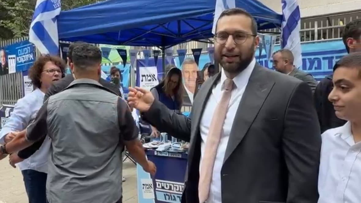 לעיני ילדיו: השר וסרלאוף הגיע להצביע – והותקף בצעקות ע״י שמאלנים