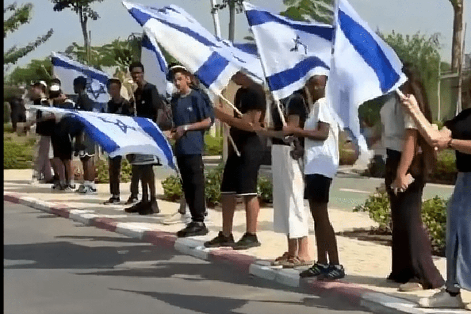 מאות מלווים את סמ"ר רון יונתן רויטמן הי"ד בדרכו האחרונה לאחר שנרצח בפיגוע בצומת יהודה | צפו