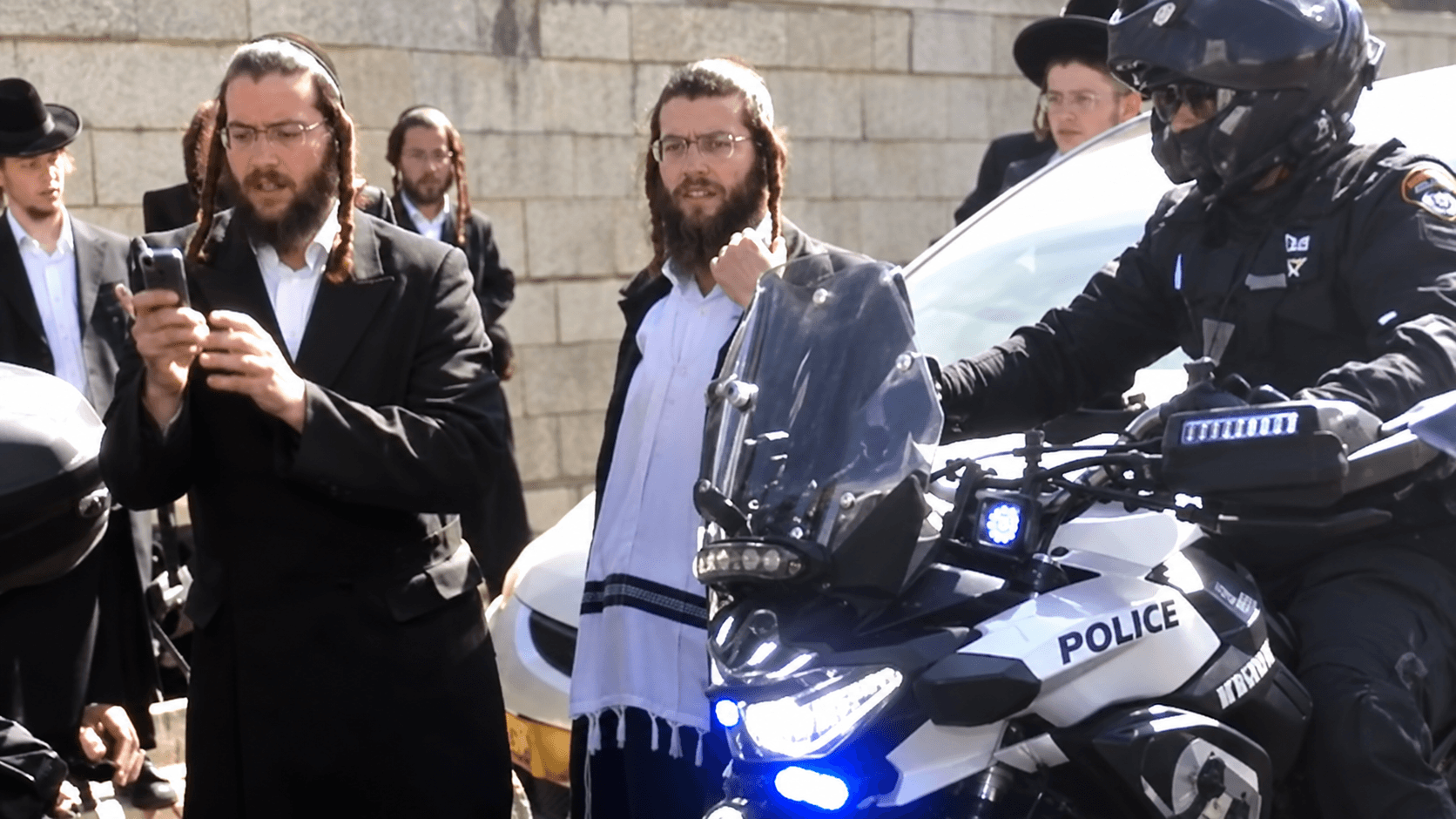 מפגינים חרדים חוסמים את דרך חברון בירושלים בטענה לניסיון מעצר עריק | צפו