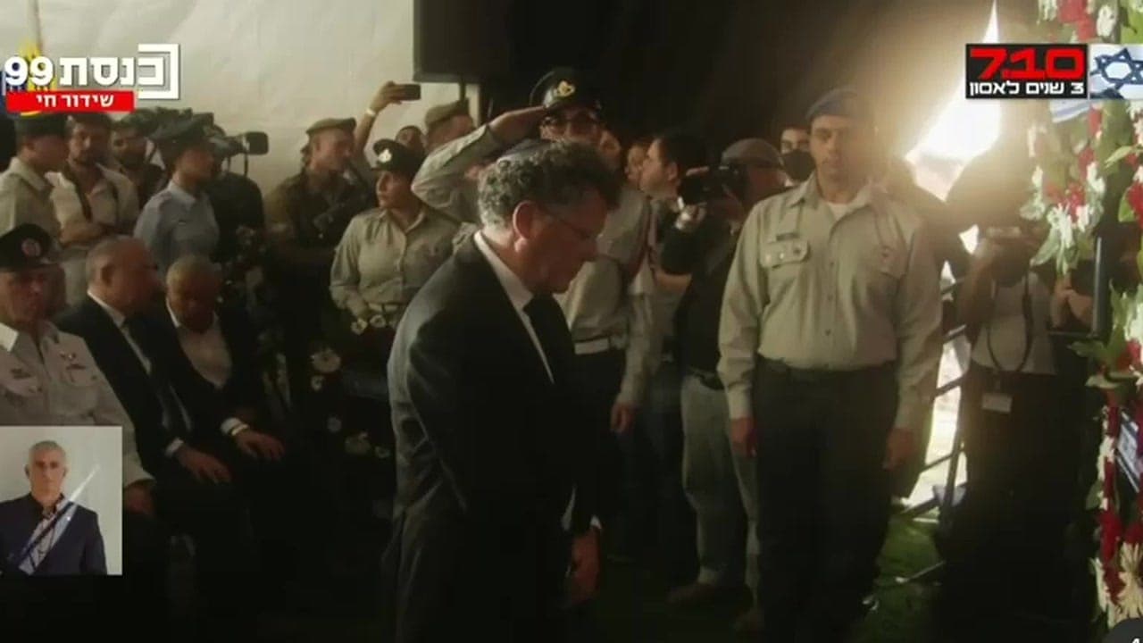 בזמן הנחת הזרים: בן משפחה שכול צעק לעבר השופט עמית - ״לא מגיע לך להניח זר״ | צפו