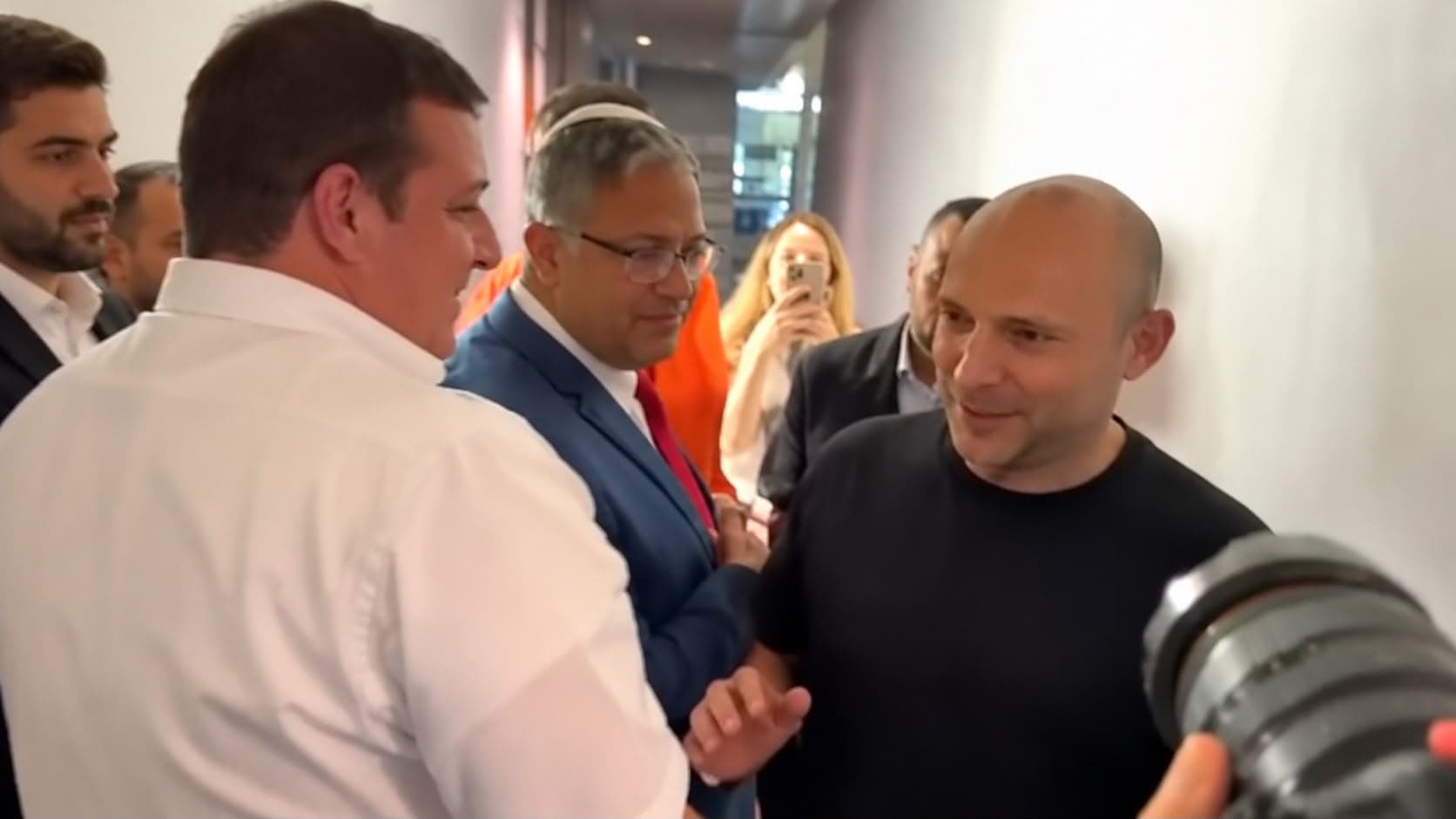 נתקלו זה בזה במסדרון | בן גביר לבנט: "תגיד שאתה בעד להקים ממשלה שנשענת על מנסור עבאס" | צפו