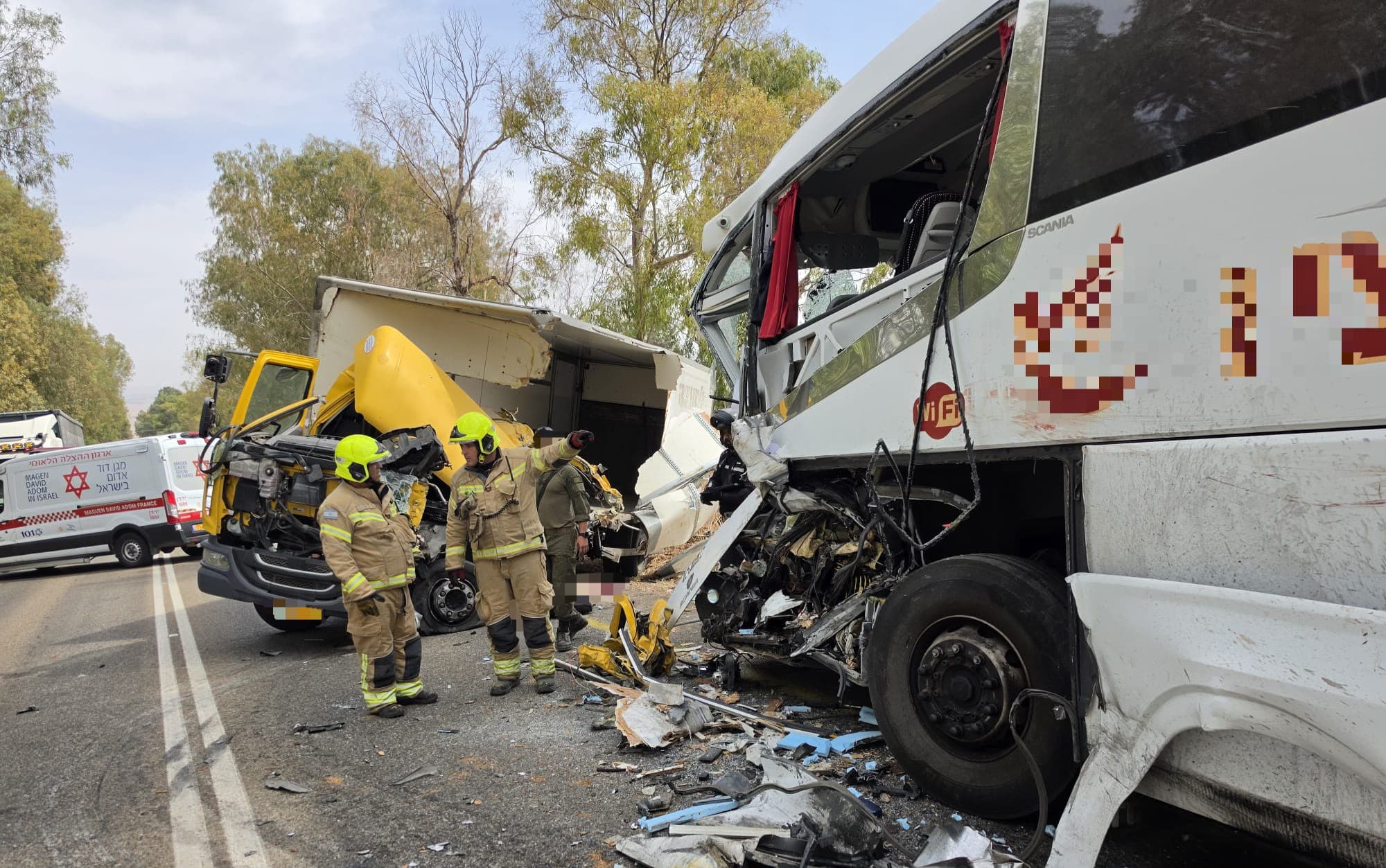 הרוג ופצוע קשה בתאונה בין אוטובוס למשאית סמוך למחניים - 20 נוספים נפגעו קל