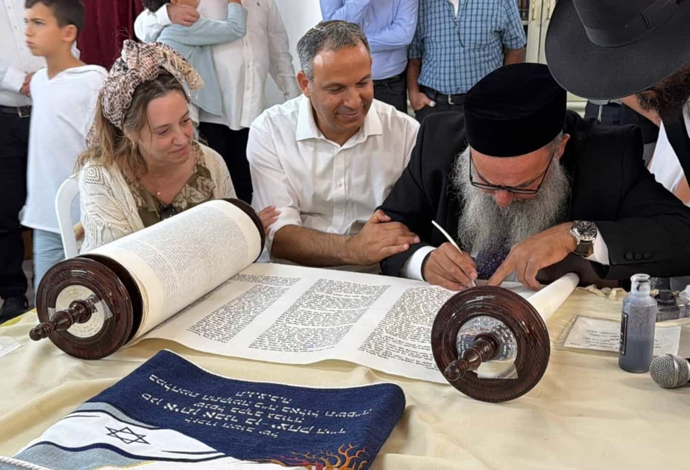 “בחרנו שוב בחיים”: ספר תורה הוכנס לישוב רחבעם לזכר סגן איתן בן יצחק הי״ד שנפל ברפיח