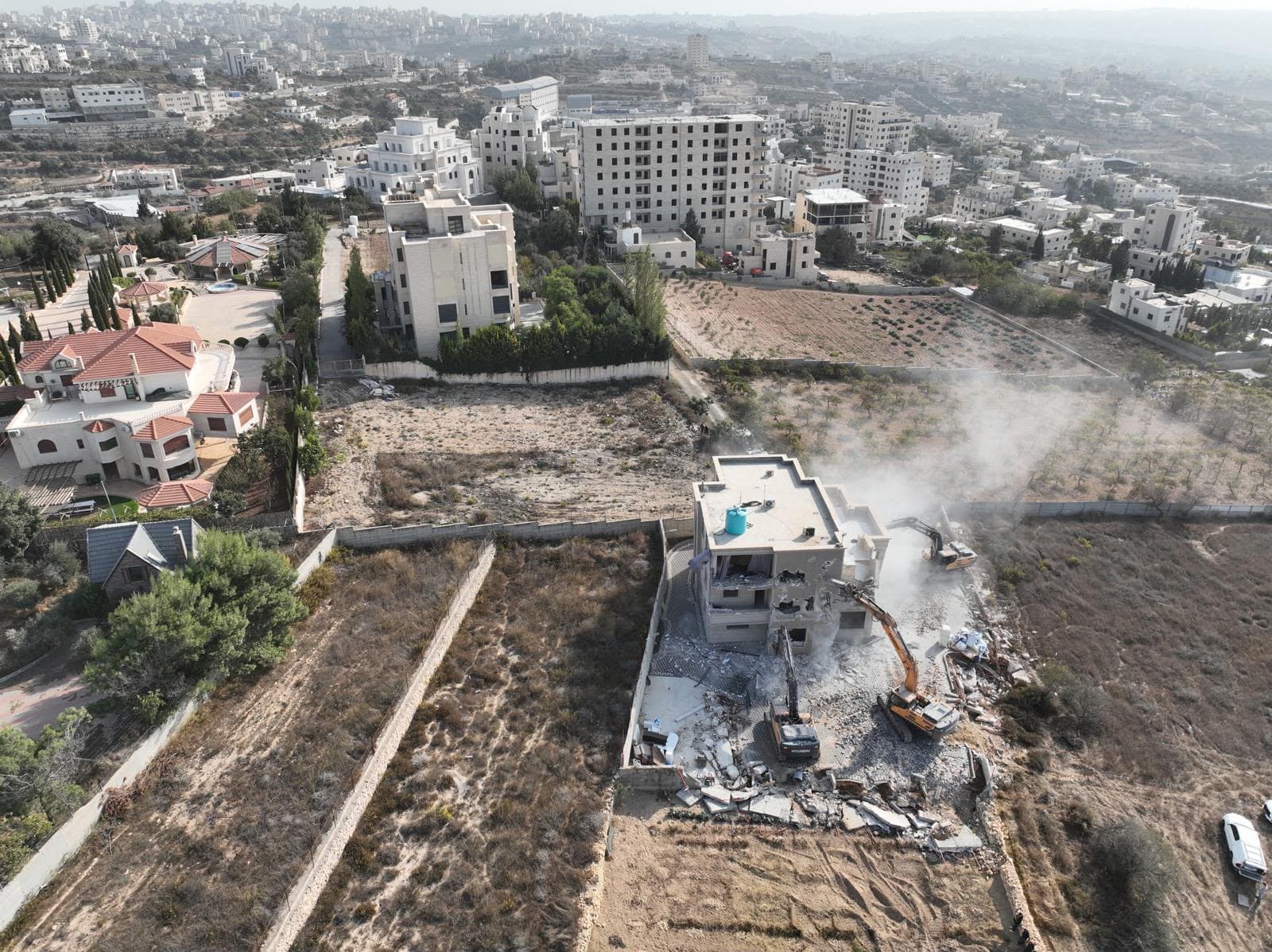 זו משילות! בהנחיית סמוטריץ׳ החלה הריסת בתים ערביים בלתי חוקיים סמוך למקום הפיגוע | צפו