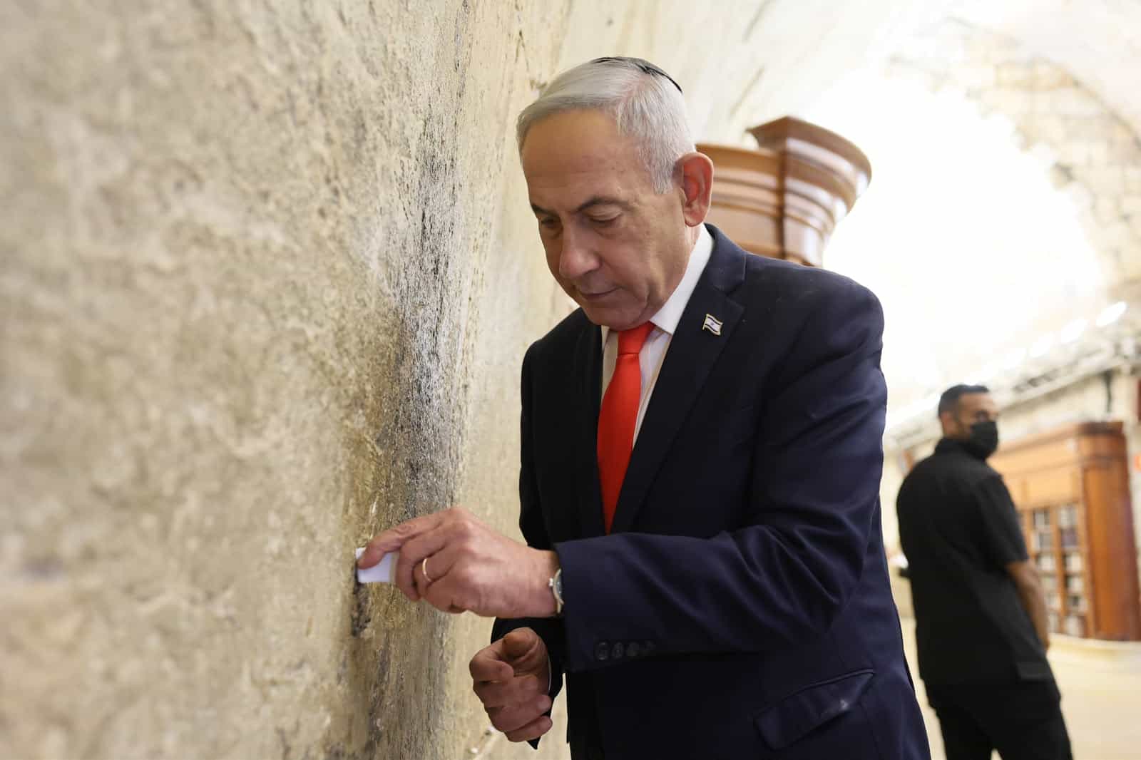 רגע לפני פתיחת הקלפיות: נתניהו הגיע הערב לכותל המערבי