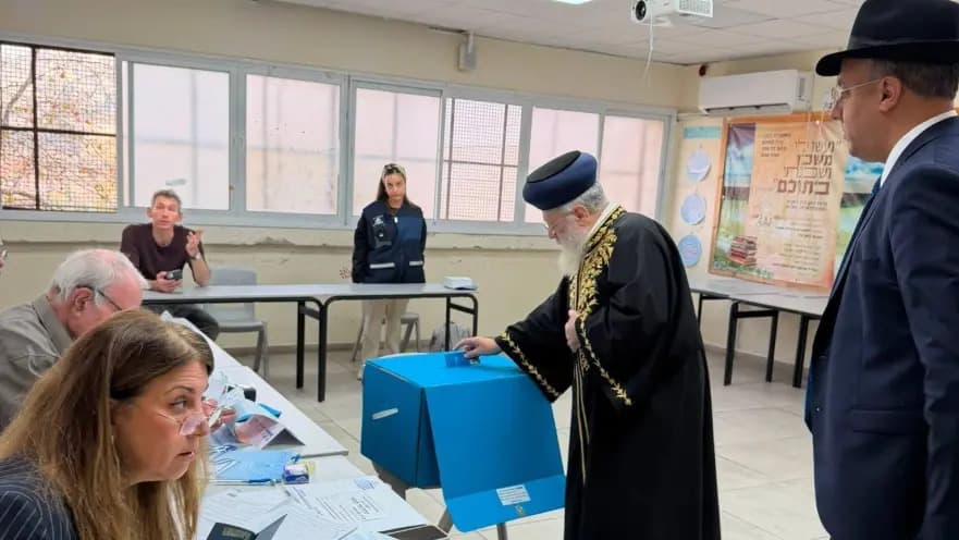 מקדים למצווה: הראשון לציון הרב יצחק יוסף הצביע בירושלים