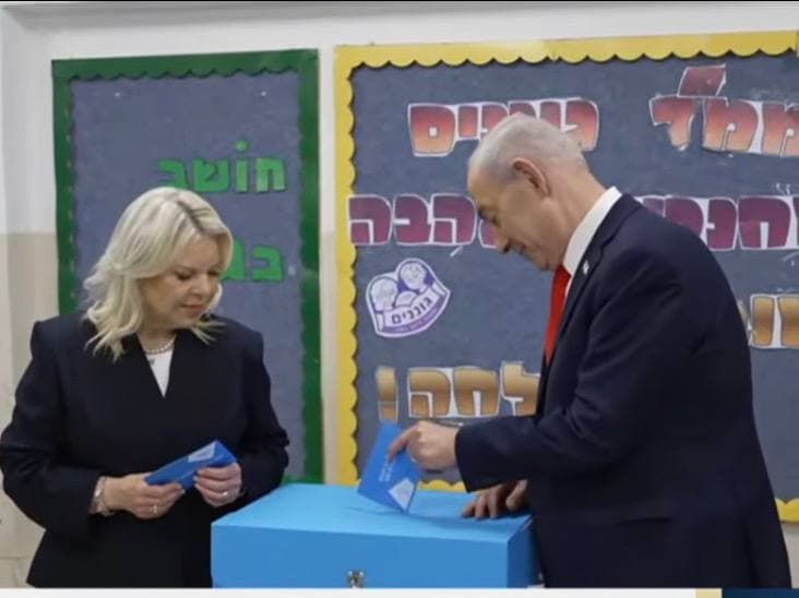 ראש הממשלה בנימין נתניהו הצביע כעת בירושלים לצד רעייתו שרה