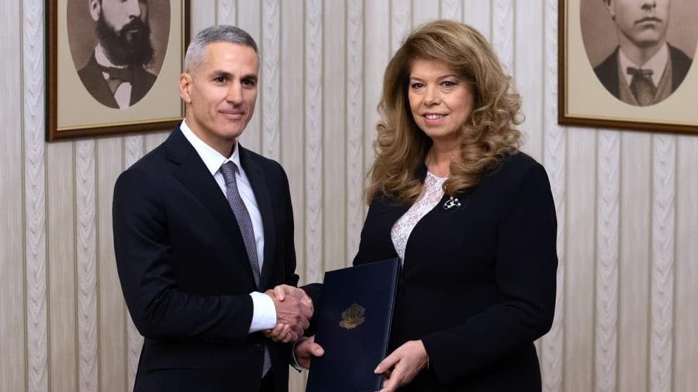 בולגריה הולכת לסיבוב שני: הנשיאה יוטובה מול ראש ממשלת המעבר לשעבר גיורוב, ושיעור ההצבעה צנח לשפל היסטורי