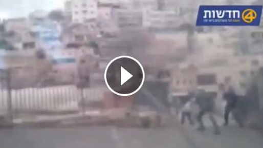 צילום: חדשות 0404 צפו בריטואל הקבוע: רכב אבטחה מותקף באבנים בעיר דוד
