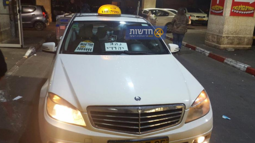צילום: ינון יוסף נהג מונית בירושלים הציב שלט על המונית: "נהג יהודי"