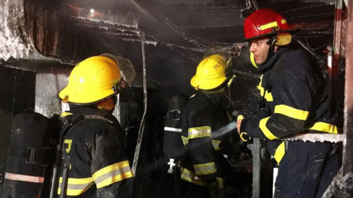 צילום: דוברות כבאות מחוז מרכז בכיבוי נתנו הוראה שלא לפתוח דלת, השוטרים פתחו וגרמו לנפגעת עשן