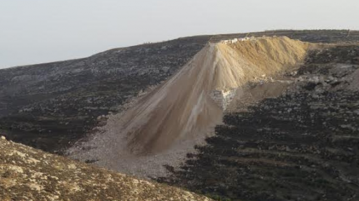 צילום: תנועת רגבים תיעוד: מחצבה ערבית משליכה את הפסולת בשטח ישראלי ואף אחד לא עושה כלום