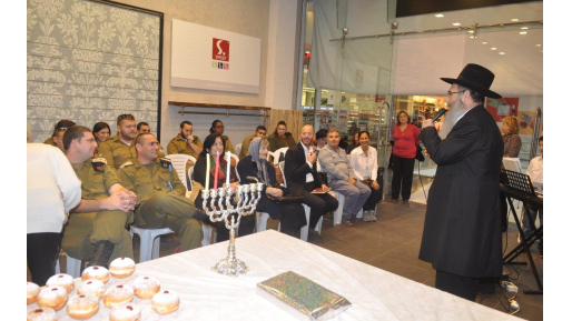 צילום: חדשות 0404 הדלקת נרות לחג החנוכה עבור חיילים בודדים בקניון עזריאלי
