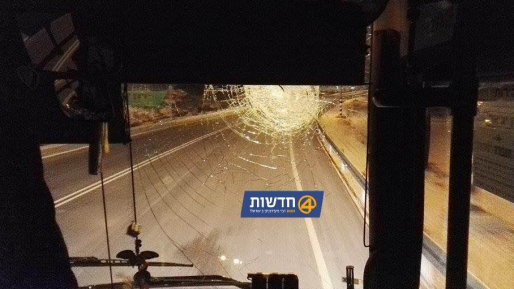 צילום: נורית מור אבנים הושלכו לעבר אוטובוס בכביש גוש עציון-חברון