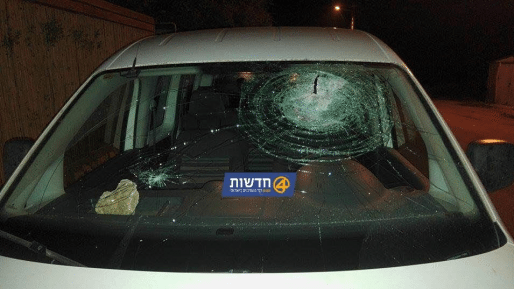 צילום: שליו מסורי נזק לרכב בפיגוע אבנים סמוך לעלי