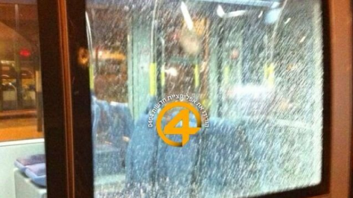צילום: חדשות 0404 נזק לרכבת הקלה בפיגוע אבנים בשועפט